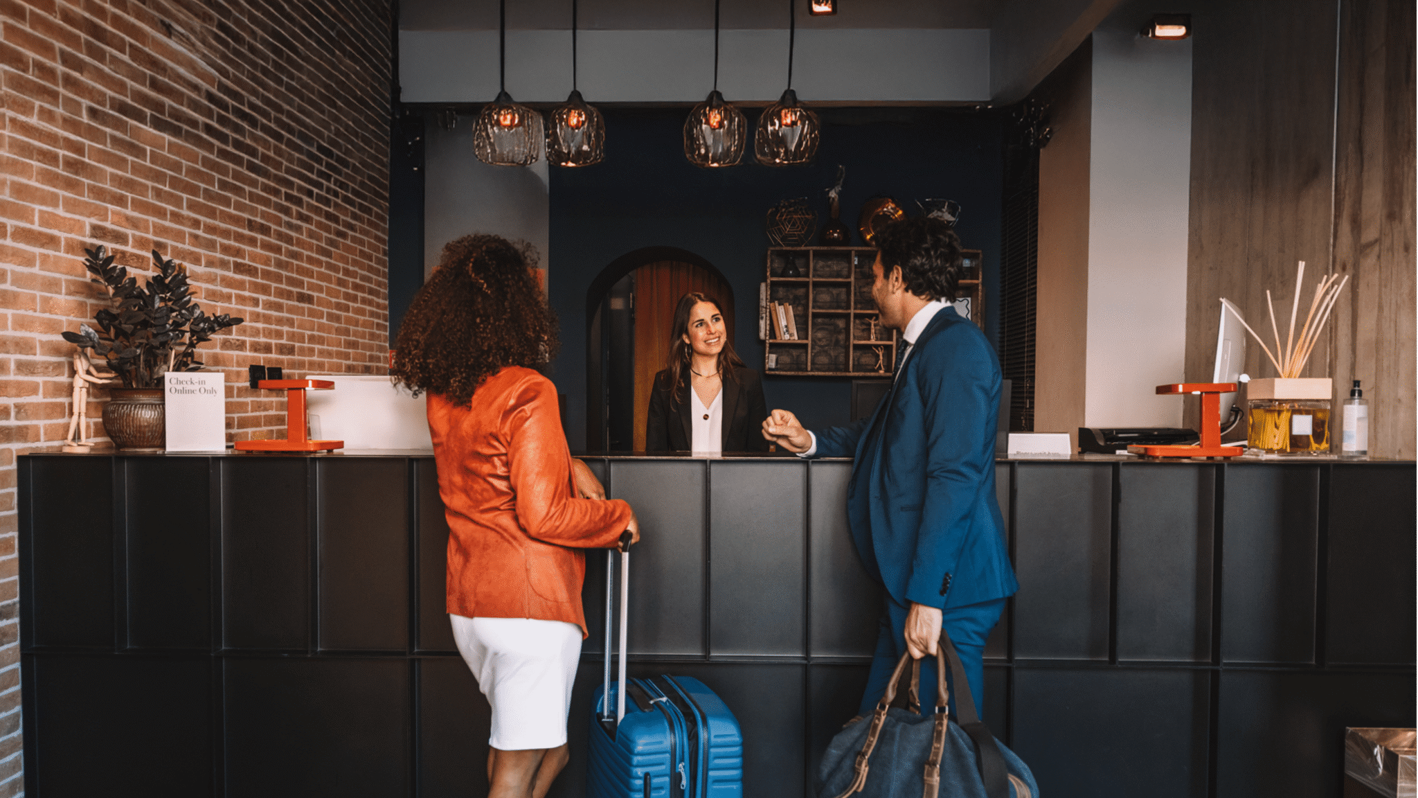 フロントデスクでチェックインする宿泊客